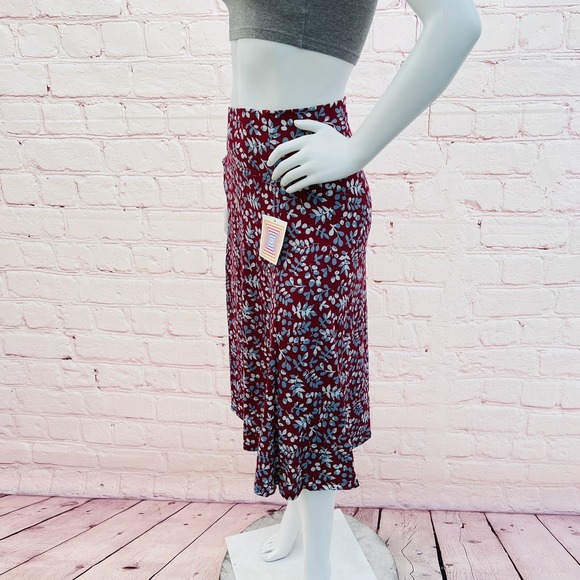 Beautiful LuLaRoe NWT Azure  Full Swing Skirt Red Floral Skirt  Size 3XL - Picture 3 of 8